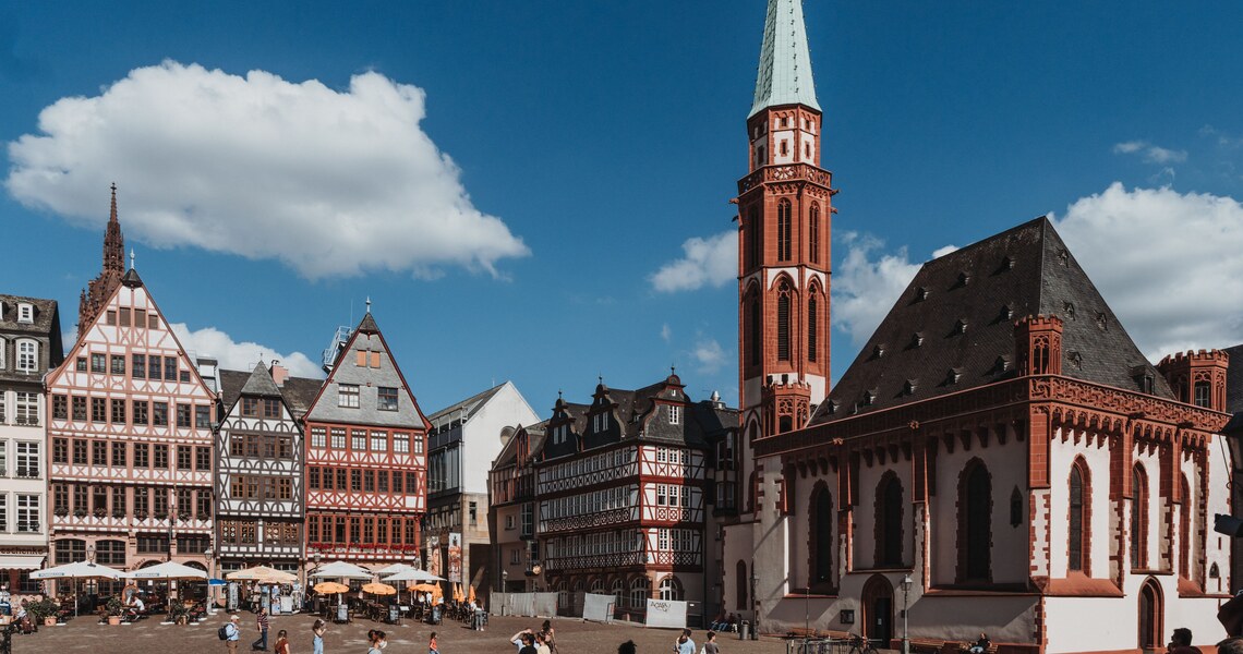 studiomucs Top 5 Freizeittipps in Frankfurt Menschen und Straßencafés auf dem Frankfurter Römerberg