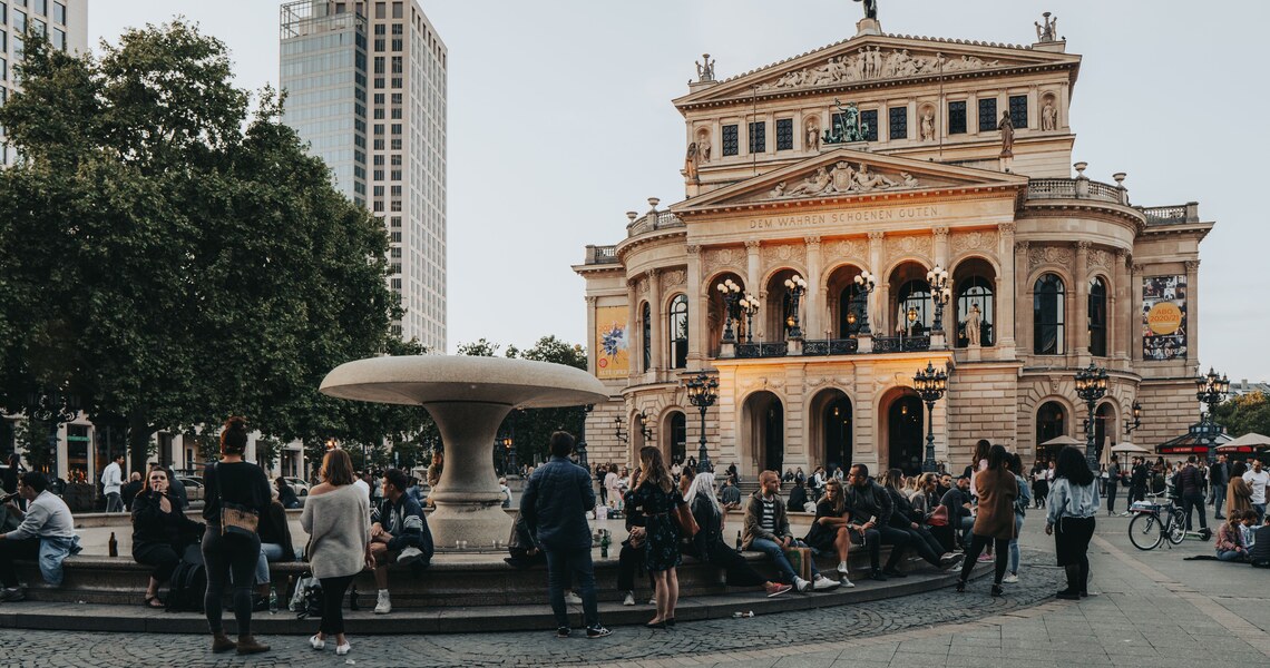 Belebter Platz vor der Alten Oper in Frankfurt