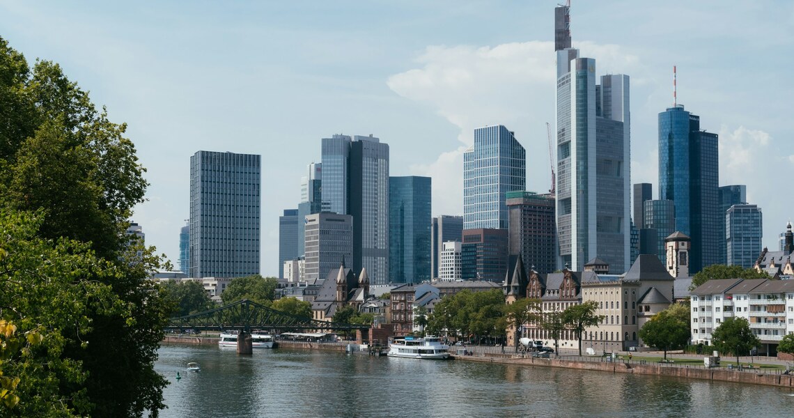 frankfurt-fr11-post-8533 Eiserner Steg mit Frankfurter Skyline — Frankfurt