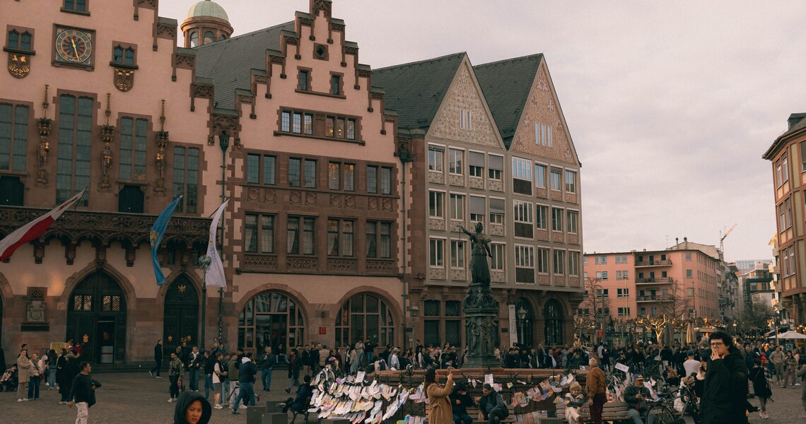 News 8 Menschen auf dem Römerberg vor dem Frankfurter Römer