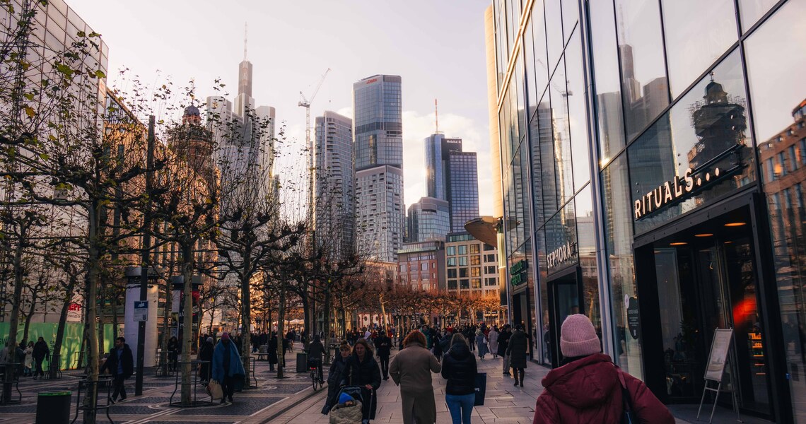 Menschen auf der Zeil mit Frankfurter Skyline